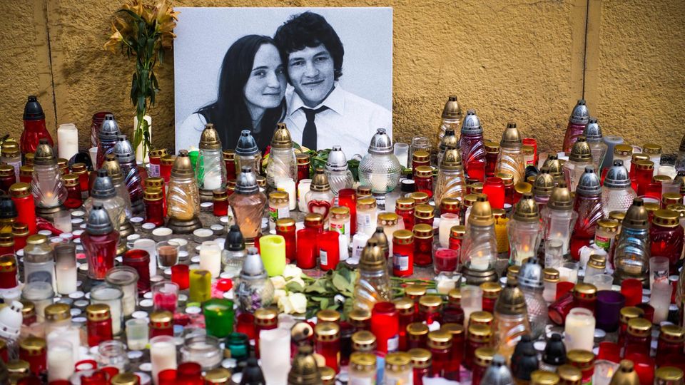 Jan Kuciak und Martina Kusnirova Kerzen vor einem Foto des ermordeten Jan Kuciak und seiner Verlobten Martina Kusnirova