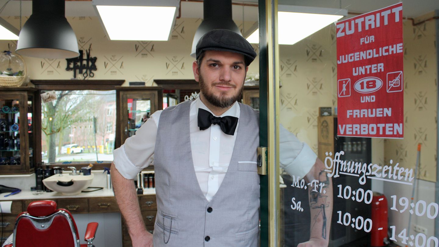 Hansebarbier Felix Preiß an der Tür zu seinem Laden in Hamburg