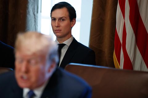 Jared Kushner sitzt hinter Donald Trump - Der Schwiegersohn des US-Präsidenten wurde von Top-Secret-Informationen ausgeschlossen