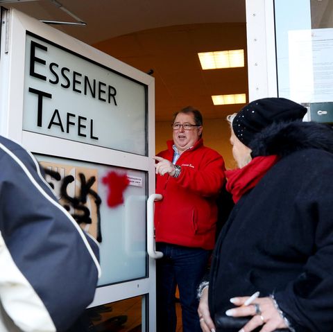 Tafel-Vorsitzender Jörg Sartor (M.), öffnet die Eingangstür der Einrichtung in Essen. Jeweils mittwochs werden die Berechtigungsausweise für die Tafel ausgegeben