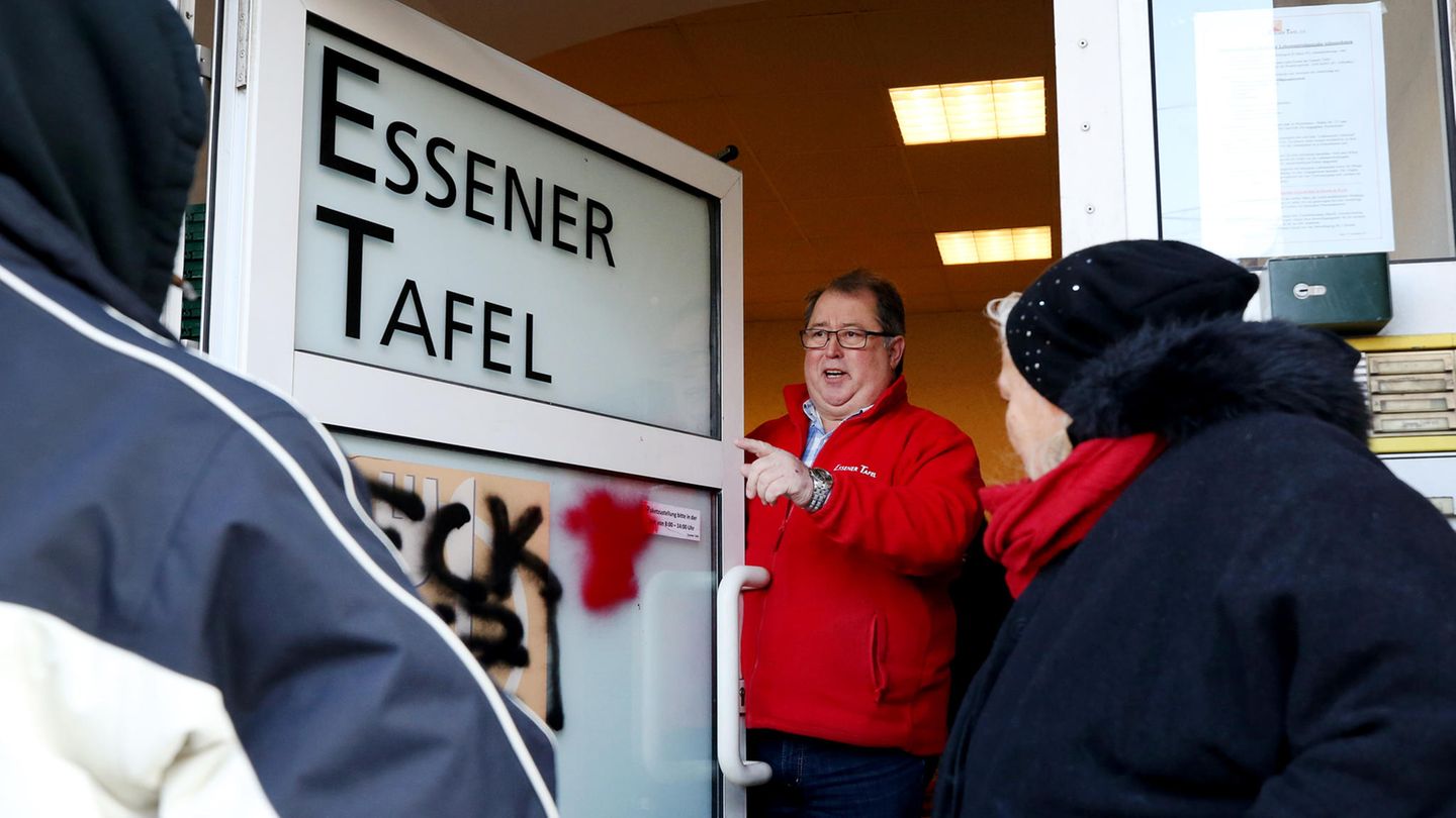 Tafel-Vorsitzender Jörg Sartor (M.), öffnet die Eingangstür der Einrichtung in Essen. Jeweils mittwochs werden die Berechtigungsausweise für die Tafel ausgegeben