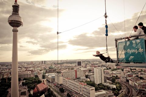 Wem Bungee-Jumping doch zuviel für die eigenen Nerven sind, dem könnte das hier gefallen: Base-Flying. Sich einfach mal aus 125 Metern Höhe auf den Alexanderplatz in Berlin fallen lassen. Base Flying ist eine Abseilwinde, eine verdammt schnelle. Es fühlt sich fast an wie ein freier Fall, jedoch ohne den unkontrollierten Gummibandeffekt des Bungees am Ende des Sturzes.  Weitere Informationen bei Base-Flying.