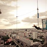 Wem Bungee-Jumping doch zuviel für die eigenen Nerven sind, dem könnte das hier gefallen: Base-Flying. Sich einfach mal aus 125 Metern Höhe auf den Alexanderplatz in Berlin fallen lassen. Base Flying ist eine Abseilwinde, eine verdammt schnelle. Es fühlt sich fast an wie ein freier Fall, jedoch ohne den unkontrollierten Gummibandeffekt des Bungees am Ende des Sturzes.  Weitere Informationen bei Base-Flying.