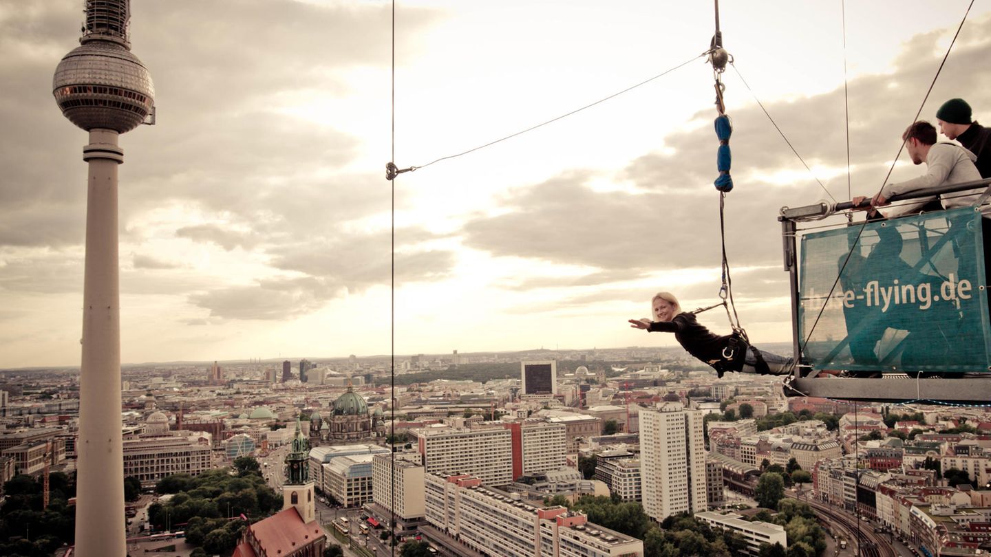Springen, trudeln, rutschen: Wem Bungee-Jumping doch zuviel für die eigenen Nerven sind, dem könnte das hier gefallen: Base-Flying. Sich einfach mal aus 125 Metern Höhe auf den Alexanderplatz in Berlin fallen lassen. Base Flying ist eine Abseilwinde, eine verdammt schnelle. Es fühlt sich fast an wie ein freier Fall, jedoch ohne den unkontrollierten Gummibandeffekt des Bungees am Ende des Sturzes. Weitere Informationen bei Base-Flying. Wem Bungee-Jumping doch zuviel für die eigenen Nerven sind, dem könnte das hier gefallen: Base-Flying. Sich einfach mal aus 125 Metern Höhe auf den Alexanderplatz in Berlin fallen lassen. Base Flying ist eine Abseilwinde, eine verdammt schnelle. Es fühlt sich fast an wie ein freier Fall, jedoch ohne den unkontrollierten Gummibandeffekt des Bungees am Ende des Sturzes. Weitere Informationen bei Base-Flying.