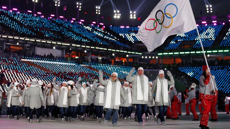 Das Team "Olympische Athleten aus Russland" (OAR) kommt bei der Eröffnungsfeier in Pyeongchang ins Stadion. Die Sanktionen gegen Russland wurden jetzt aufgehoben.