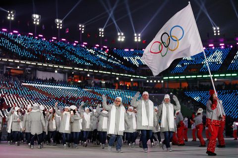 Das Team "Olympische Athleten aus Russland" (OAR) kommt bei der Eröffnungsfeier in Pyeongchang ins Stadion. Die Sanktionen gegen Russland wurden jetzt aufgehoben.