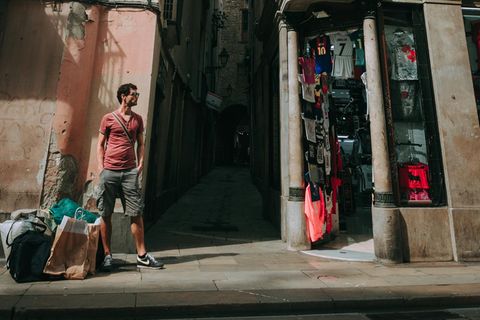 Mann mit Shoppingtüten