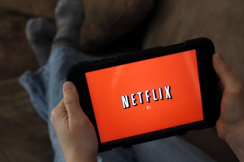 Mann verwendet die Netflix-App auf seinem Smartphone