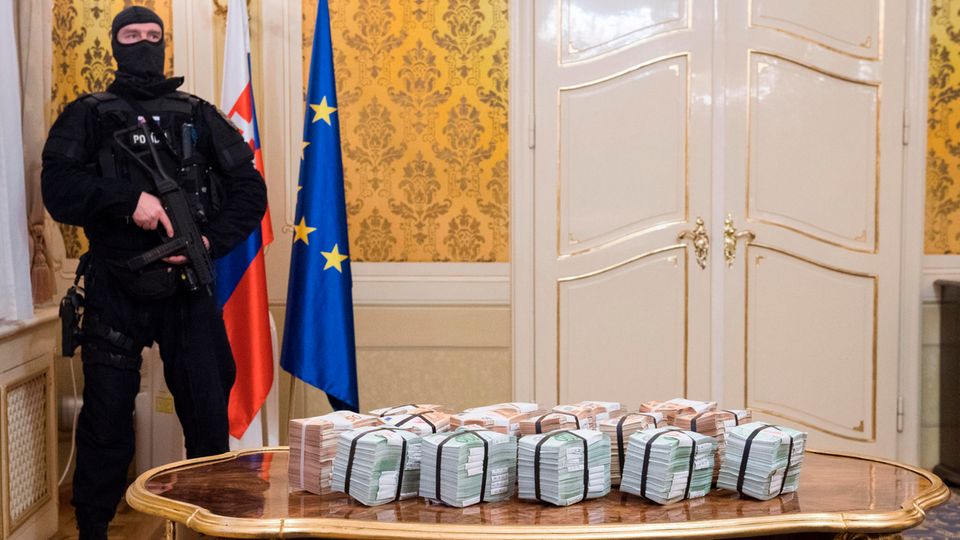Bündel aus 50er und 100er Euro-Noten auf einem Tisch