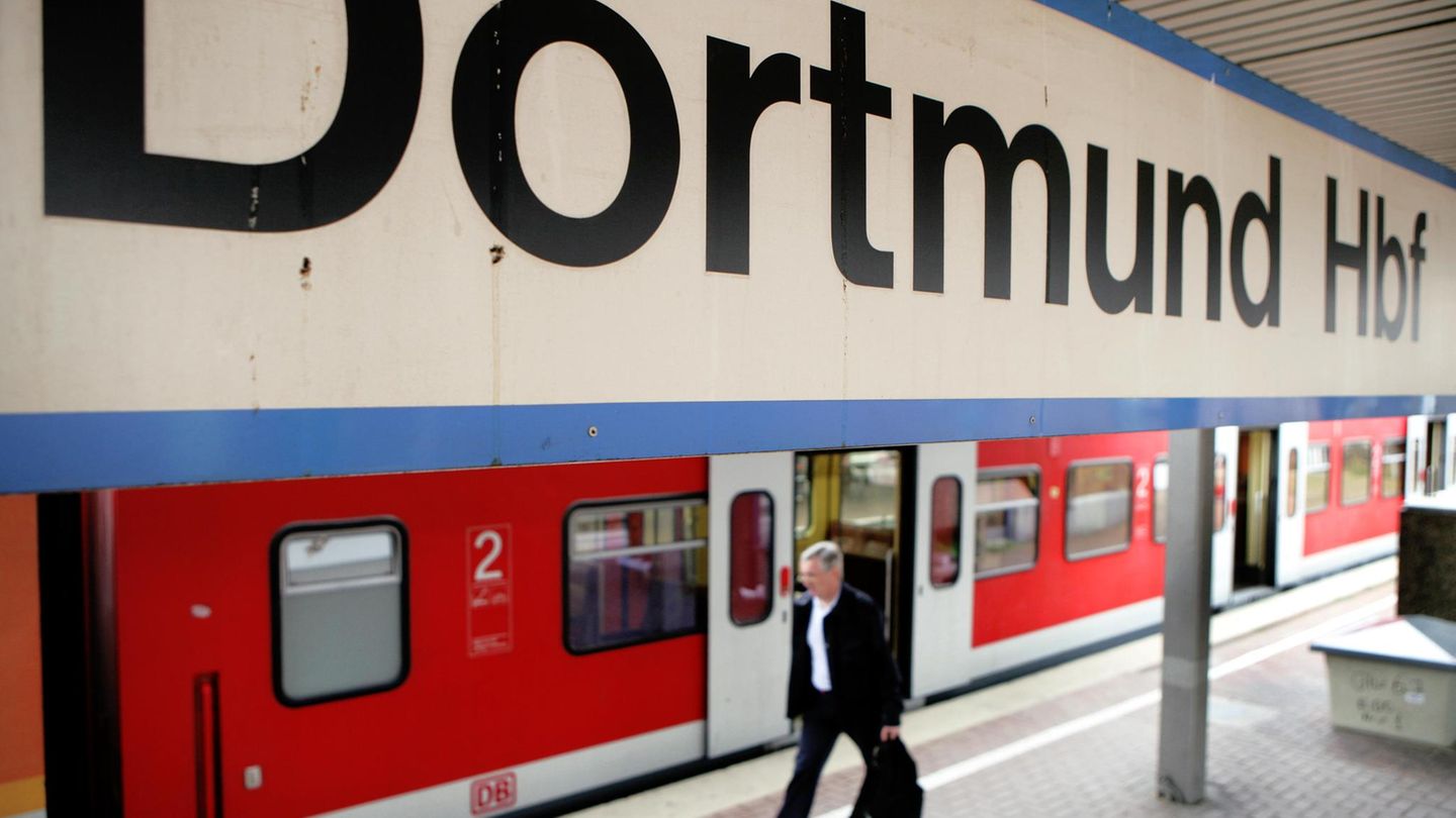 Bahnhofsschild Dortmund