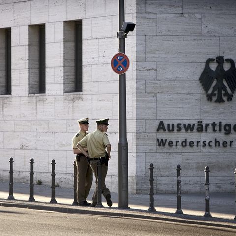 Polizeibeamte bewachen den Eingangsbereich des Auswärtigen Amtes.