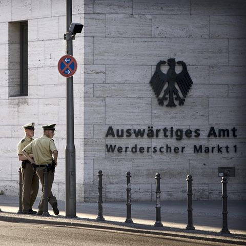 Polizeibeamte überwachen das Auswärtige Amt in Berlin - doch vor der Gefahr im Netz können sie die Behörde nicht schützen