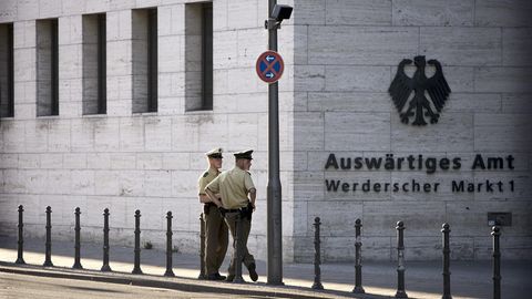 Polizeibeamte überwachen das Auswärtige Amt in Berlin - doch vor der Gefahr im Netz können sie die Behörde nicht schützen