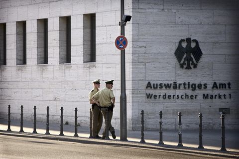 Polizeibeamte überwachen das Auswärtige Amt in Berlin - doch vor der Gefahr im Netz können sie die Behörde nicht schützen