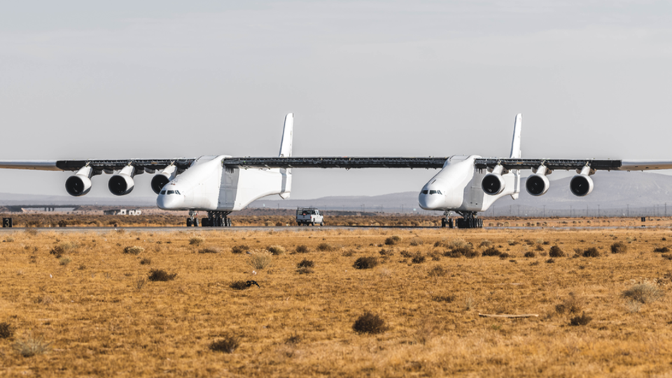 In der Wüste Kaliforniens: die sechstrahlige Stratolaunch rollt erstmals aus eigener Kraft über die Piste des Mojave Air and Space Airport.