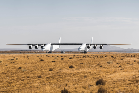 In der Wüste Kaliforniens: die sechstrahlige Stratolaunch rollt erstmals aus eigener Kraft über die Piste des Mojave Air and Space Airport.