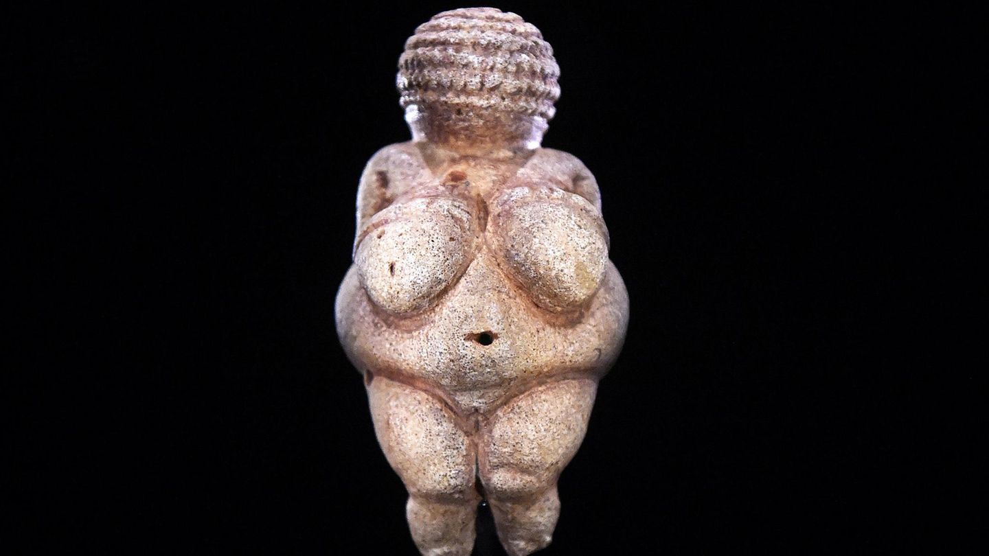 Die "Venus von Willendorf" ist eine altsteinzeitliche Statuette, die im Naturhistorischen Museum in Wien ausgestellt ist. Die Figur ist etwa 30.000 Jahre alt.
