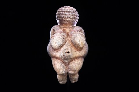 Die "Venus von Willendorf" ist eine altsteinzeitliche Statuette, die im Naturhistorischen Museum in Wien ausgestellt ist. Die Figur ist etwa 30.000 Jahre alt.