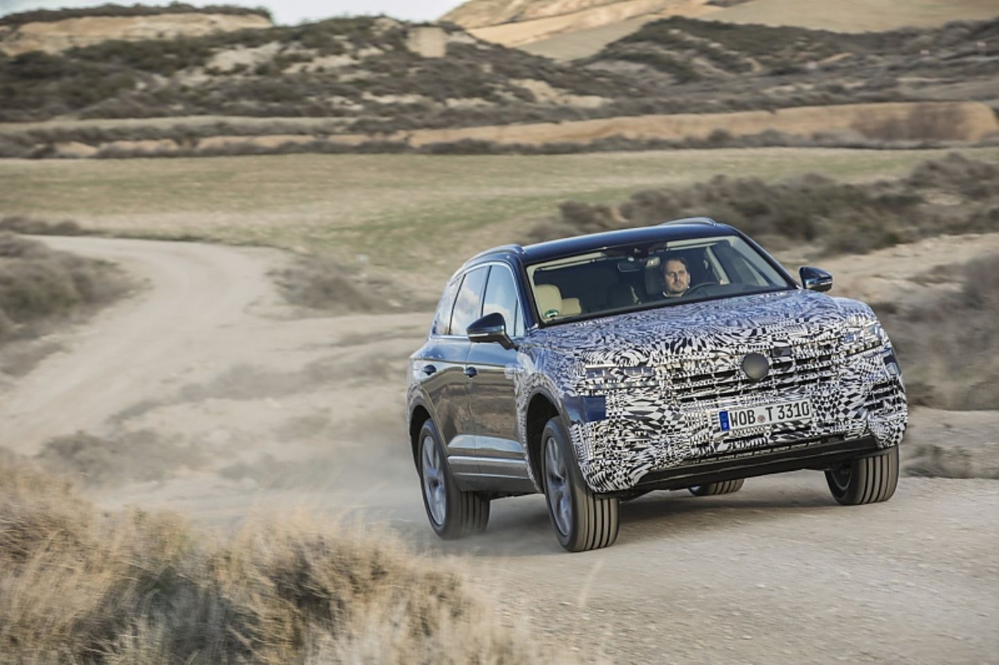 VW Touareg 3.0 TDI 2018 - durch Luftfederung, aktive Dämpfer und Vierradlenkung kann er auch ein echter Geländewagen sein
