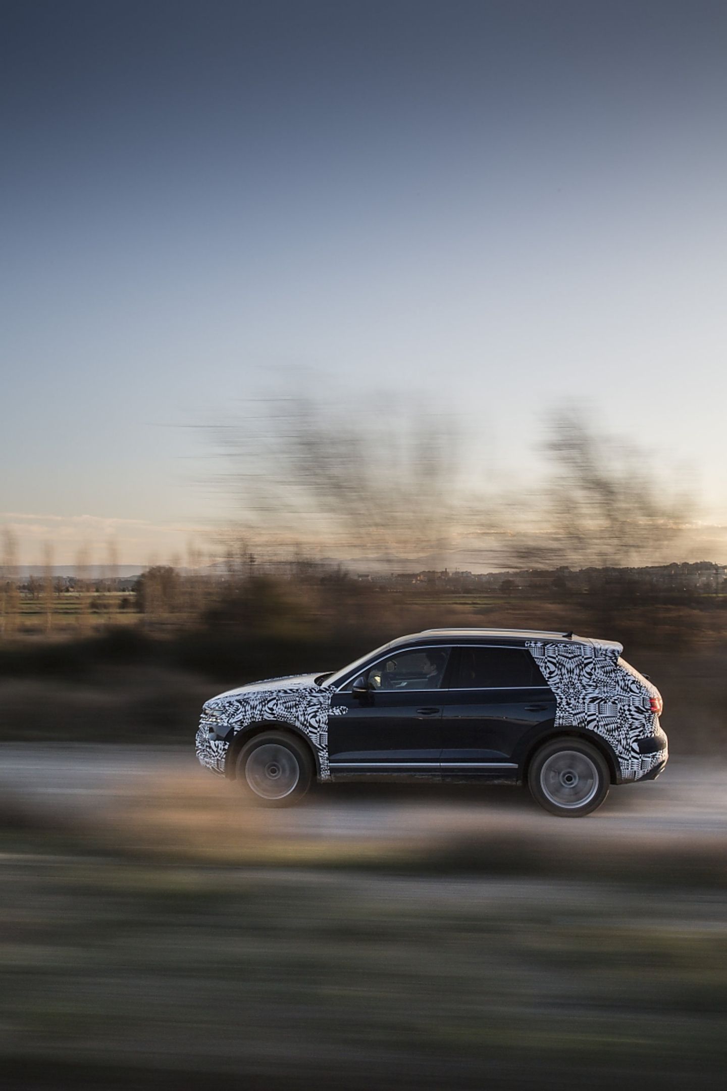 VW Touareg 3.0 TDI 2018 - vor der Weltpremiere am 23. März noch leicht getarnt