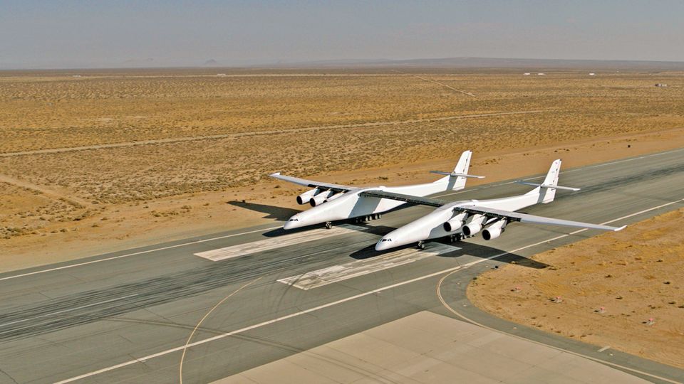 Stratolaunch: In der Wüste Kaliforniens: die sechstrahlige Stratolaunch rollt erstmals aus eigener Kraft über die Piste des Mojave Air and Space Airport. In der Wüste Kaliforniens: die sechstrahlige Stratolaunch rollt erstmals aus eigener Kraft über die Piste des Mojave Air and Space Airport.