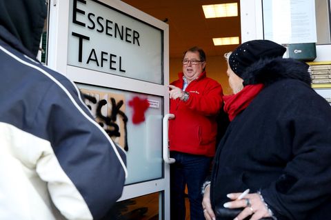 Die Tafel in Essen bleibt bei ihrem Aufnahmestopp für Ausländer - im Bild der Vereinsvorsitzende Jörg Sartor.