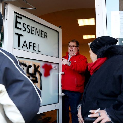 Die Tafel in Essen bleibt bei ihrem Aufnahmestopp für Ausländer - im Bild der Vereinsvorsitzende Jörg Sartor.