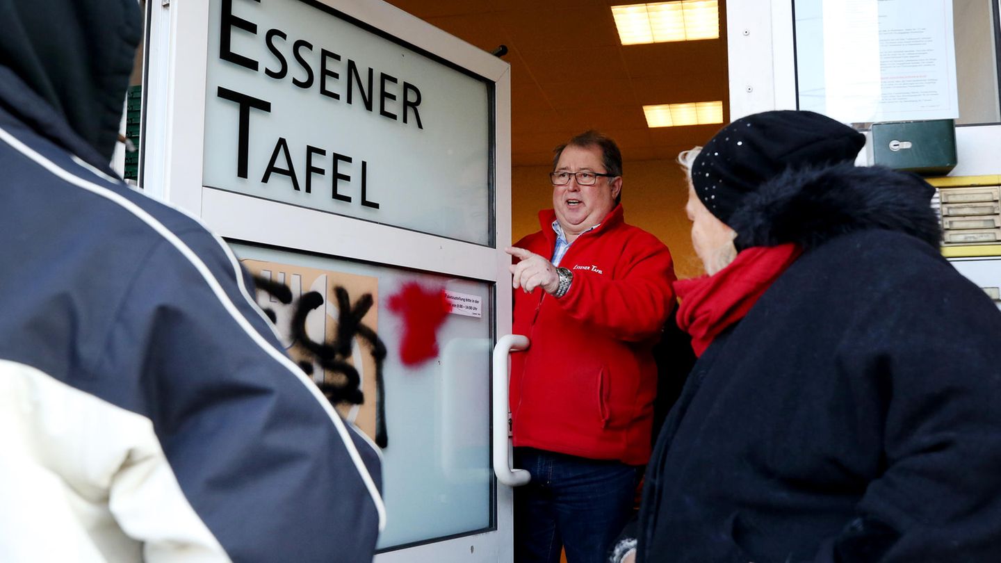 Die Tafel in Essen bleibt bei ihrem Aufnahmestopp für Ausländer - im Bild der Vereinsvorsitzende Jörg Sartor.