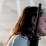 Scheint eine innige Beziehung mit ihrem Gewehr zu pflegen, diese Gläubige