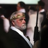 Viele der Anhänger tragen Kronen