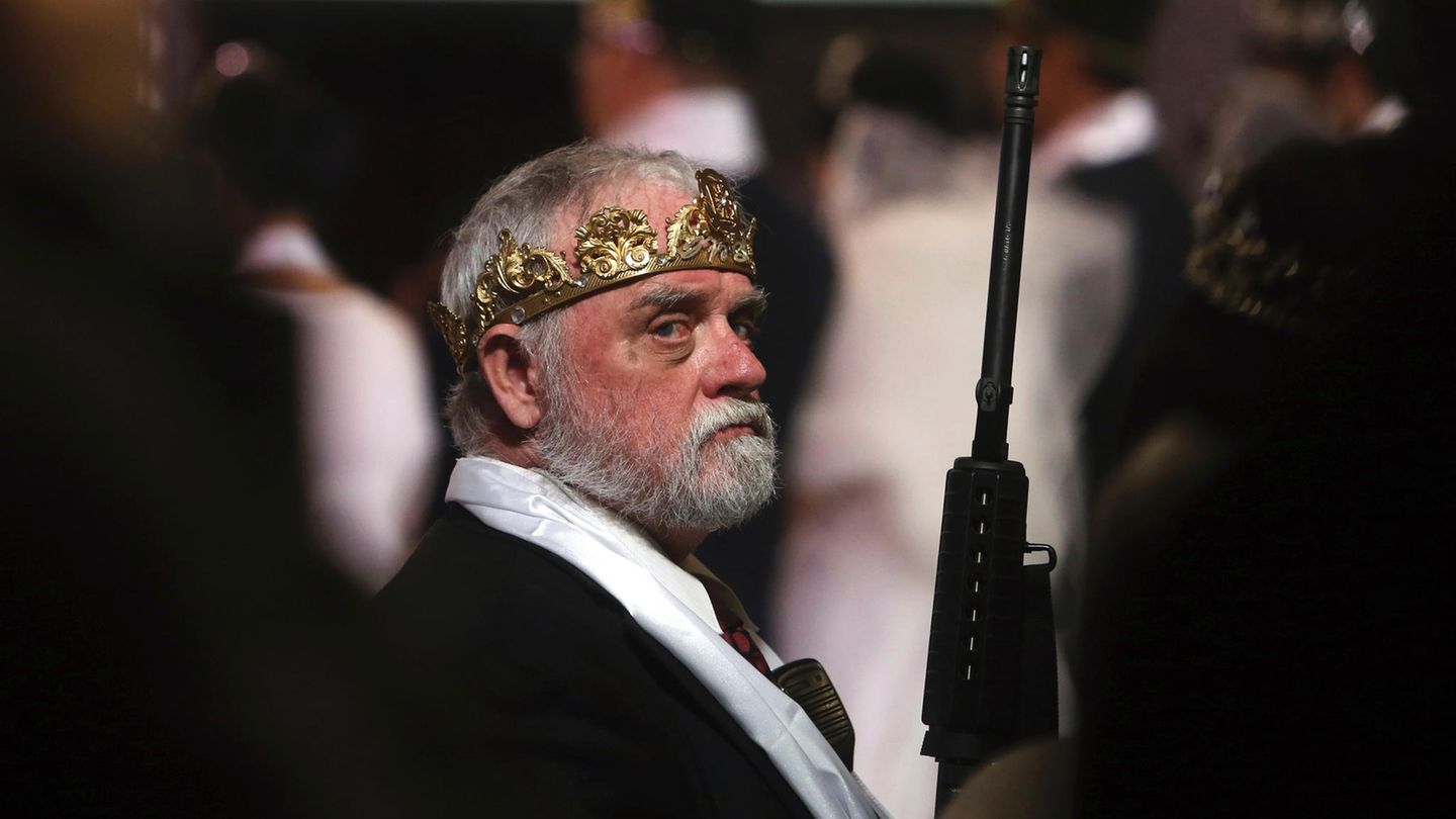 Viele der Anhänger tragen Kronen