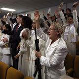 Diese Dame kann leider nur einen Arm heben, das Sturmgewehr wird nicht aus der Hand gelegt