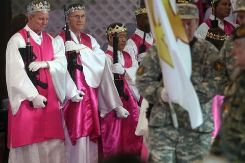 Gläubige in der World Peace and Unification Sanctuary kommen mit AR-15-Sturmgewehren zum Gottesdienst