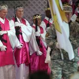 Gläubige in der World Peace and Unification Sanctuary kommen mit AR-15-Sturmgewehren zum Gottesdienst