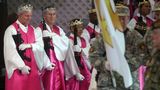 Gläubige in der World Peace and Unification Sanctuary kommen mit AR-15-Sturmgewehren zum Gottesdienst