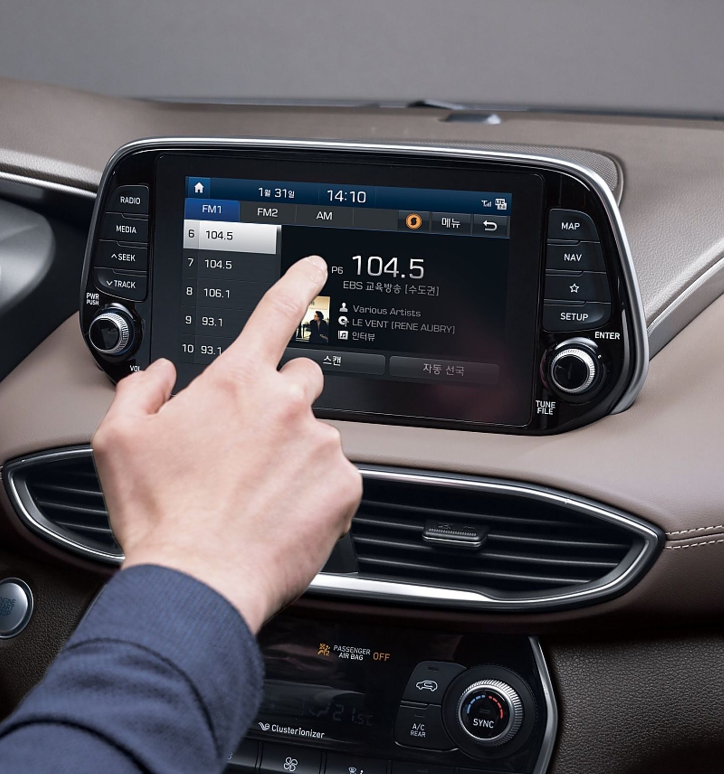 Hyundai Santa Fe 2018 - der Bildschirm hat eine Diagonale von acht Zoll