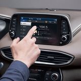 Hyundai Santa Fe 2018 - der Bildschirm hat eine Diagonale von acht Zoll