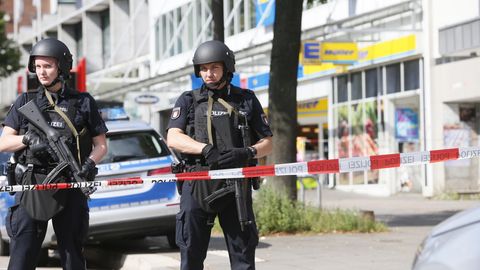 Polizisten sichern den Tatort des Attentats in Hamburg-Barmbek ab