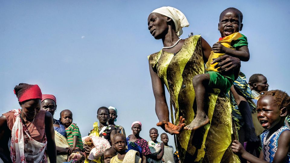 Die Gesichter zeigen Erschöpfung und Verzweiflung: Nach mehreren Tagen Fußmarsch durch das Sumpfgebiet des Sudd hat eine Gruppe von Frauen und Kindern das Dorf Ngueny erreicht, wo Helfer der Vereinten Nationen Posten bezogen haben
