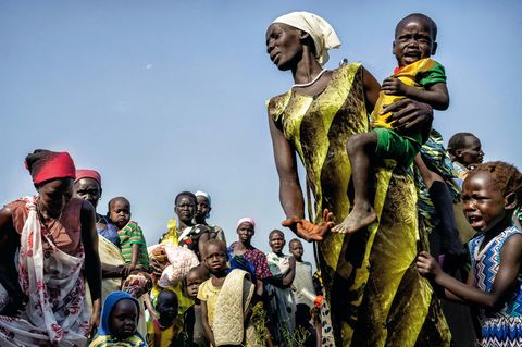 Die Gesichter zeigen Erschöpfung und Verzweiflung: Nach mehreren Tagen Fußmarsch durch das Sumpfgebiet des Sudd hat eine Gruppe von Frauen und Kindern das Dorf Ngueny erreicht, wo Helfer der Vereinten Nationen Posten bezogen haben