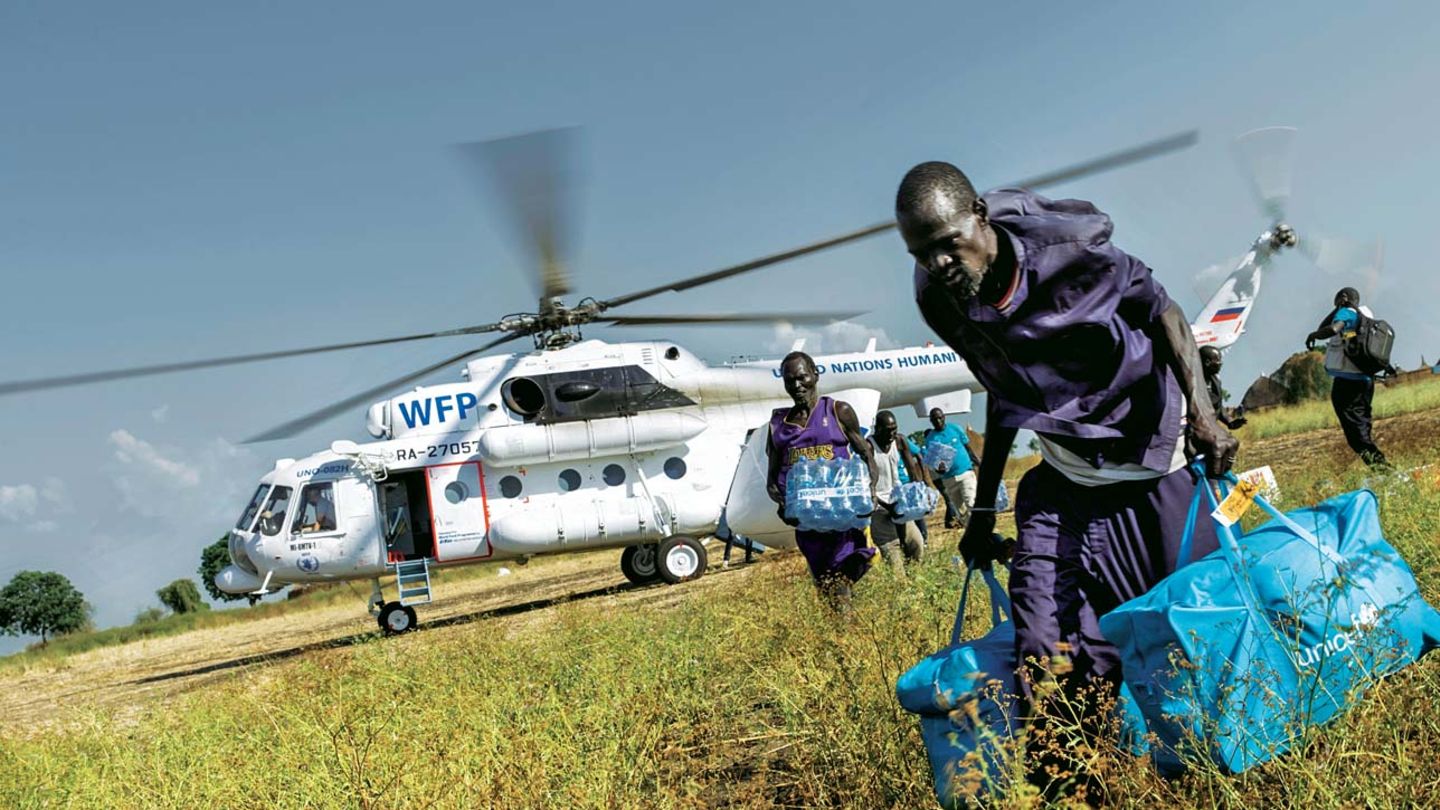 Ein Hubschrauber des Welternährungsprogramms bringt Lebensmittel und Impfdosen nach Ngueny
