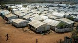 Zelt an Zelt an Zelt – ein Flüchtlingslager bei Juba. In die Hauptstadt haben sich Zehntausende vor den Kämpfen geflüchtet; Blauhelme der Vereinten Nationen versuchen, das Chaos und Gedränge bei der Lebensmittelabgabe zu bändigen