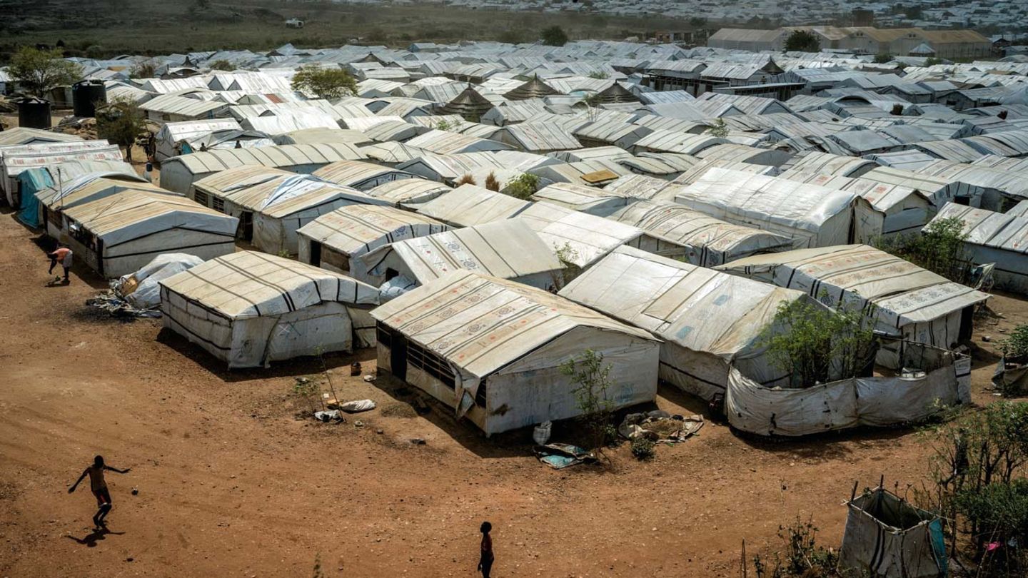 Zelt an Zelt an Zelt – ein Flüchtlingslager bei Juba. In die Hauptstadt haben sich Zehntausende vor den Kämpfen geflüchtet; Blauhelme der Vereinten Nationen versuchen, das Chaos und Gedränge bei der Lebensmittelabgabe zu bändigen