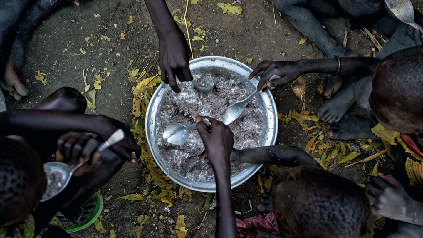 Eine Schüssel Hirsebrei für viele Kinder. Das Getreide ist im Südsudan eines der Grundnahrungsmittel; wie eine Erinnerung an bessere Zeiten