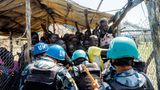 Blauhelme der Vereinten Nationen versuchen, das Chaos und Gedränge bei der Lebensmittelabgabe zu bändigen