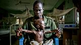 Ein Regierungssoldat mit seinem unterernährten Sohn in einem Krankenhaus in Juba