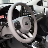 Das Lederlenkrad liegt gut in der Hand