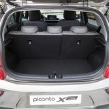 Das Gepäck muss über eine Ladekante gehoben werden