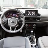 Das Cockpit ist übersichtlich gegliedert, die Bedienelemente für die Klimaanlage liegen etwas tief