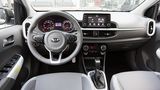 Das Cockpit ist übersichtlich gegliedert, die Bedienelemente für die Klimaanlage liegen etwas tief